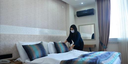 به گفته رئیس اتحادیه هتل‌داران و هتل‌آپارتمان‌های تهران، به دلیل شیوع کرونا زیان ۱۴.۸ هزار میلیاردی به هتل‌های ایران وارد شده است. با وضعیت پیش‌آمده در آستانه بیکاری شاغلین در این حوزه هستیم.