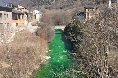 رنگ رودخانه ارس به رنگ سبز درآمده و بوی تعفن گرفته است.
