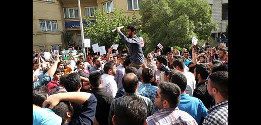 تجمع اعتراض آمیز به اکران فیلم رستاخیز 