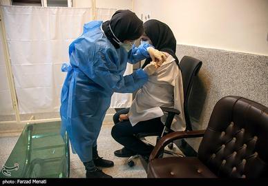 واکسیناسیون کرونا در ایران از صبح سه‌شنبه ۲۱ بهمن ۱۳۹۹ با تزریق به کادر درمان در ۶۳۵ مرکز درمانی دولتی، خصوصی و خیریه آغاز شد.