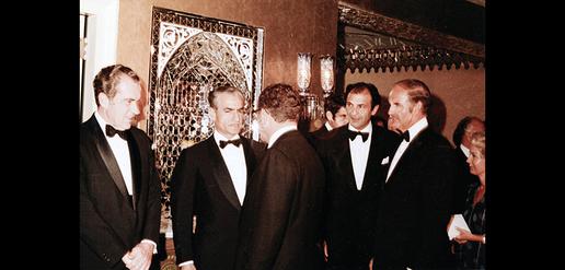 جورج مک گاورن (نامزد رییس جمهوری حزب دموکرات)، اردشیر زاهدی, هنری کیسینجر (وزیر امور خارجه آمریکا، پشت به دوربین),، محمد رضا شاه پهلوی و ریچارد نیکسون (رییس جمهور آمریکا)