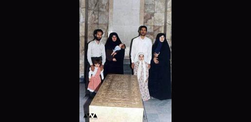 ناصر سبحانی و خانواده (سمت چپ تصویر) در آرامگاه سعدی، دوران زندگی مخفی در شیراز