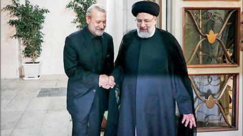 باشگاه خبرنگاران جوان رئیسی و لاریجانی را دو رقیب اصلی انتخابات خوانده و در یادداشتی این سوال را مطرح کرده است که « آیا لاریجانی تن به نمایندگی قطب اصلاح‌طلب خواهد داد؟»