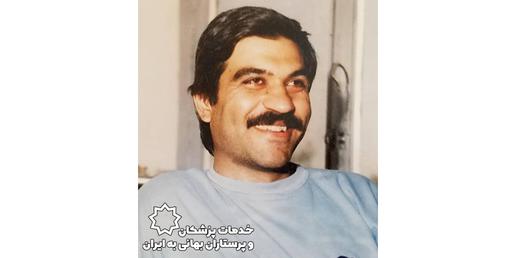 رئیس بهداری خاش که به حجتیه گرایش داشت نه تنها به دکتر حکیمیان اجازه داشتن مطب را نداد، بلکه به داروخانه‌ هم اعلام کرده بود نسخه‌های با امضای دکتر حکیمان را نپذیرد.
