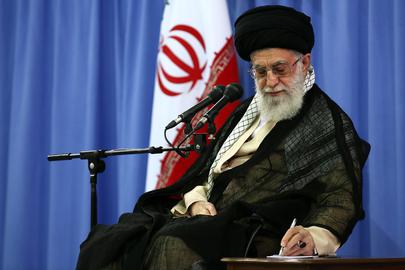فتوا یا دستور دینی آیت‌الله خامنه‌ای در حرام بودن سلاح اتمی، صرفا برای کسانی ایجاد تعهد می‌کند که او را مرجع تقلید خود می‌دانند.