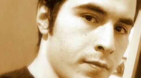 حسین رونقی اولین بار وقتی ۲۵ سال داشت بازداشت شد و در اثر شکنجه و عدم رسیدگی پزشکی، یکی از کلیه‌های خود را از دست داد.