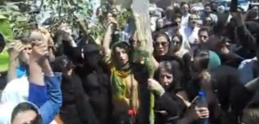 حضور زنان در مراسم خاکسپاری سیمین بهبهانی