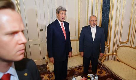 بخش مربوط به ایران از اولین دیدار تاریخی وزرای خارجه ایران و آمریکا پس از 4 دهه آغاز می شود که در اتاقی کوچک مجاور سالن شورای امنیت سازمان ملل متحد در چهارم مهر 1392( سپتامبر2013) انجام شد.