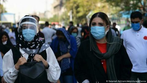 مقامات جمهوری اسلامی این روزها ادعا می‌کنند حدود ۷۵ درصد از شهروندان ایران در مقابل ویروس کرونا واکسینه هستند.