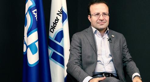 کامیل احمدی، اهل کردستان و شهروند دوتابعیتی ایرانی بریتانیایی، در تاریخ ۲۰ مرداد ۱۳۹۸ در منزلش از سوی ماموران امنیتی بازداشت و به سلول انفرادی نامشخصی در زندان اوین منتقل شد.