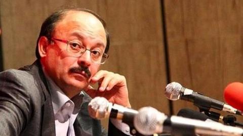 بیژن عبدالکریمی، به دلیل دفاع از نظام پهلوی از دانشگاه اخراج شد