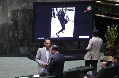 لاریجانی:"نگاه رسانه‌ها به مجلس تمسخرآمیز نباشد." چشم!