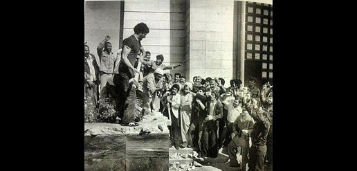 Sadegh Khalkhali destroys the tomb of Reza Shah