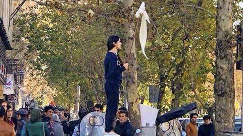رهبر جمهوری اسلامی امروز در یک سخنرانی عمومی در واکنش به حرکت اعتراضی برخی زنان ایرانی علیه حجاب اجباری، این اعتراض ها را «نتیجه حقیر و کوچک» نامید.