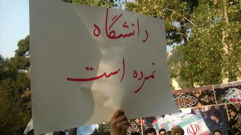 «حمله گاز انبری» به دانشجویان که در جریان مناظره‌های انتخابات ریاست جمهوری ۱۳۹۲ بحث‌برانگیز شد، در دیدار با دانشجویان اما حرفی از برخورد با دانشجویان معترض به میان نیامد.