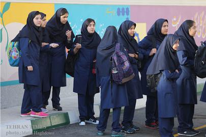 یکی از دختران در این خصوص گفته که «در مدرسه ما چادر اجباریه و از در مدرسه که بیرون می‌ریم چادر را می‌ذ‌اریم تو کیفمون