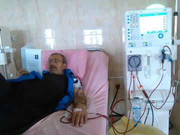 محمود صالحی، در حال همودیالیز در بیمارستان امام خمینی سقز در سال ٩٥