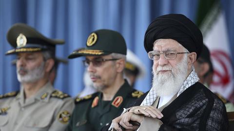 رهبر جمهوری اسلامی ایران، با اینکه روی کاغذ مسئولیت و اختیاری بر منابع صندوق ندارد، اما در واقعیت آن را مصادره کرده و حق انحصاری‌اش را به نام خود زده‌است.