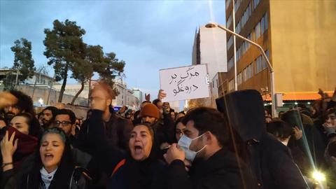 روز دوم اعتراضات دی‌ ۱۳۹۸، اصفهان و شیراز؛ شعارهای تند، گاز اشک‌آور و باتوم