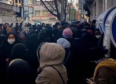 یک شهروند افغان می‌گوید در بیمارستان‌های ایران هیچ کاری قبل از دریافت پول انجام نمی‌شود و بدون کارت بانکی عملا سلامت عزیزان‌شان با خطر روبه‌رو شده است.