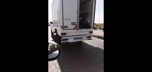 سربازان وظیفه در کانتینر حمل گوشت