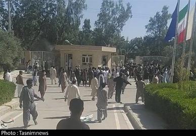فعالان بلوچ می‌گویند در اعتراضات اخیر مردم در سیستان و بلوچستان که هم‌زمان با شلیک به سوخت‌بران آغاز شد، نقش سپاه پاسداران در درگیری بسیار پررنگ بوده است.