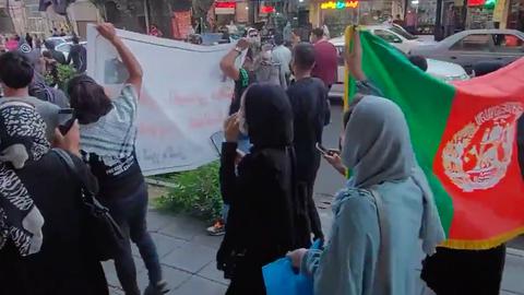 شعار مرگ بر طالبان در تهران و لگد مال کردن برقع در مشهد