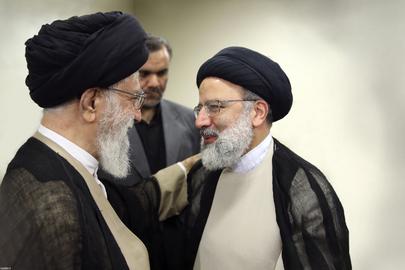 هم‌زمان با ابراز خرسندی «علی خامنه‌ای»، از مبارزه با فساد، نامه «محمد موسوی خوئینی» از چهره‌های معروف جریان اصلاح‌طلب منتشر شد.