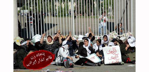 روسری سفیدها؛ زنانی که سال 1384 پشت در ورودی ورزشگاه آزادی نشستند با شعار سهم زن، نیمی از آزادی