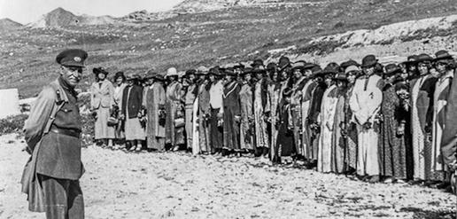 رضا شاه در میان زنان کشف حجاب کرده در سال ۱۹۳۰