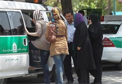 گفت‌وگو با نرگس؛ زنی که به دلیل نبستن سوتین بازداشت شد