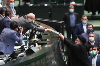 ابراهیم رئیسی در جریان دفاع از لایحه بودجه ۱۴۰۱ گزارشی از دستاوردهای اقتصادی دولت سیزدهم ارائه کرد که تلاش می‌کرد نشان دهد اقتصاد ایران، بزرگ‌ترین بحران اقتصادی دهه‌های اخیر را از سر گذرانده