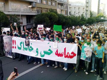 آشنا از زمان تبلیغات انتخابات ریاست جمهوری سال ۹۲ مشاور روحانی بوده که وعده آزادی و رفع حصر موسوی و کروبی را مطرح کرد.