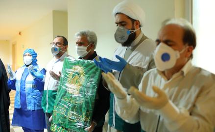 خبرگزاری‌های داخل ایران با انتشار تصاویری، از اعزام نمایندگان آستان قدس رضوی به شهرهای مختلف و پخش غذای نذری آستان میان بیماران و کارکنان بخش مبتلایان به کرونا در بیمارستان‌ها خبر دادند