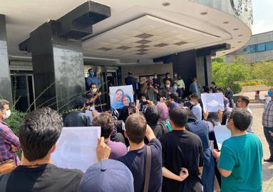 تجمع اعتراضی روزنامه‌نگاران مقابل سازمان محیط زیست و درخواست استعفای کلانتری