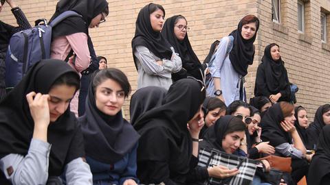 در سال تحصیلی جاری، در ظرفیت برخی رشته‌های تحصیلی دانشگاه‌های ایران کاهش قابل توجهی داده شده و برنامه درسی ۱۰۰ رشته نیز تغییر کرده است.