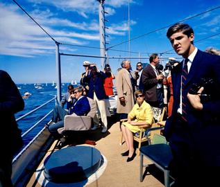 ۱۹۶۲ میلادی. رییس جمهور وقت آمریکا جان کندی در حین تماشای مسابقه قایقرانی. جان کری ۱۸ ساله هم در سمت راست عکس دیده می شود.