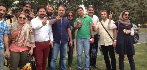 دوستان و همکاران قدیمی مسعود، مقابل زندان رجایی‌شهر از او استقبال کردند