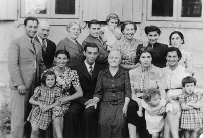 ژست گرفتن سه نسل از یک خانواده یهودی برای یک عکس گروهی. ویلنا، لیتوانی ۳۹-۱۹۳۸