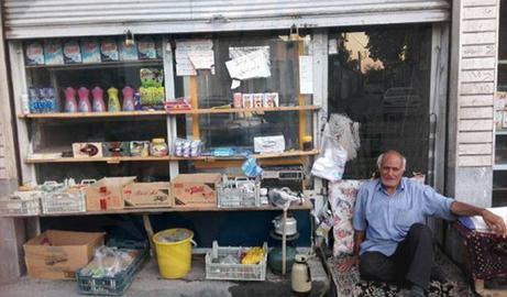 فریدون اغصانی یکی از شهروندان بهایی در ارومیه است که چون محل کارش پلمپ شده در بیرون مغازه، وسایلش را می فروشد.