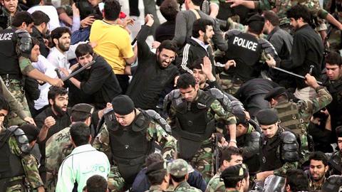 لغو تمامی مسابقات ورزشی ایران؛ اجتماع بیش از دو نفر جرم است