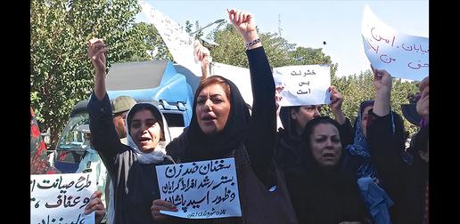 مهدیه گلرو، فعال دانشجویی و حوزه زنان به دلیل فشار و تهدید به بازداشت، مرداد ۱۳۹۸ مجبور به ترک ایران شد.