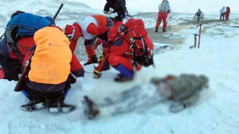 درست یک هفته قبل از این خبر وقتی دم صبح کولبرهای محلی از ارتفاعات «ننور» بانه بالا می‌رفتند با جسد یخ زده «متین بدخشان» روبرو شدند.