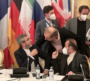 رضا نجفی (نفر اول از راست) و علی باقری کنی (نفر اول از چپ)، معاونان وزارت خارجه جمهوری اسلامی در حال گفت‌وگو با انریکه مورا (نفر وسط)، مذاکره‌کننده ارشد اتحادیه اروپا