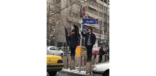 تهران، خیابان ولیعصر، جلوی دانشگاه صنعتی امیرکبیر اعتراض به حجاب اجباری