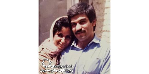 پس از آزادی از زندان، دکتر سینا حکیمان به همراه دکتر میثاقی به شهر اِوَز از توابع لارستان فارس رفتند. این زوج پزشک در این شهر به سرعت محبوب شدند.