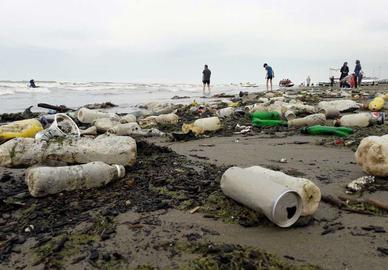 اینجا بابلسر، زباله‌ها کنار ساحل انباشت می‌شوند