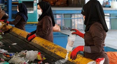 تجمع کارگران زن کارخانه پسماند صفیره در اعتراض به تعطیلی و بیکاری