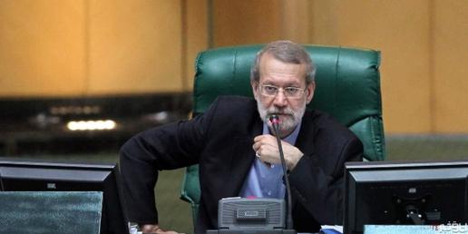 در حالی که مجلس درباره‌ کاهش مجدد قیمت بنزین جلسه غیرعلنی داشت، علی لاریجانی، در راه پیامی کوتاه مبنی بر سکوت مجلس دریافت کرد.