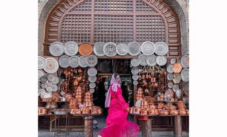 از گردشگران با روسری‌های که با رنگ کاشی‌های مساجد و آثار باستانی ایران هماهنگ شده، عکاسی مدلینگ صورت گرفته تا آن‌ها با به اشتراک گذاشتن این تصاویر در شبکه‌های اجتماعی سفر به ایران را تبلیغ کنند.
